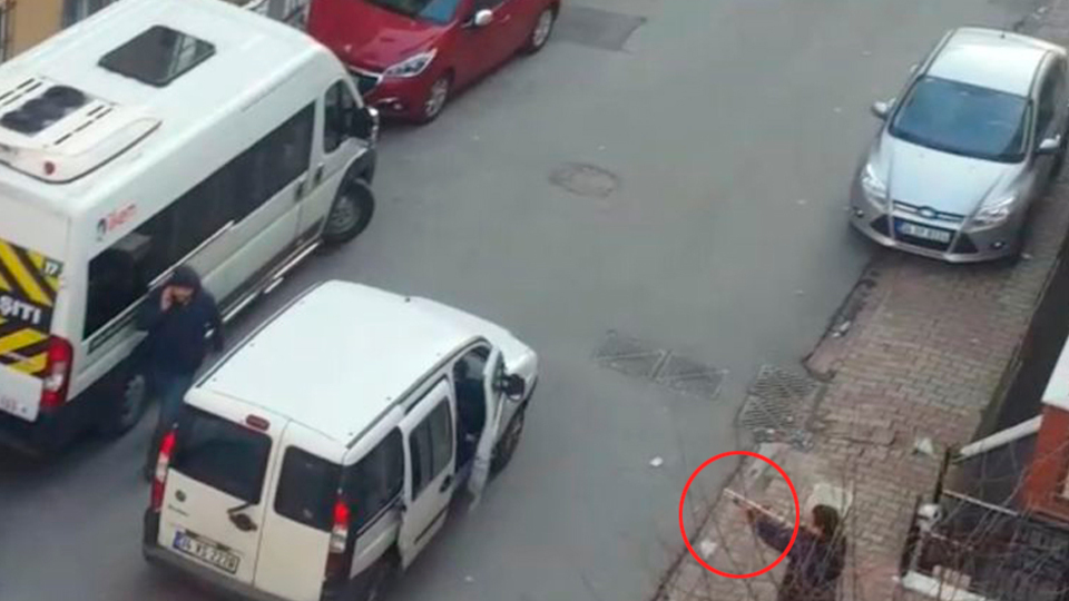 Sokakta silahlı, bıçaklı kavga! Pompalı tutukluk yapınca kurtuldu