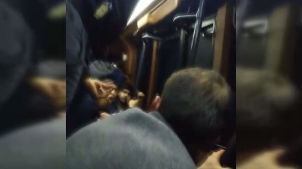Minibüste dehşet anları! Takip edip ateş ettiler, araçtaki polis karşılık verdi