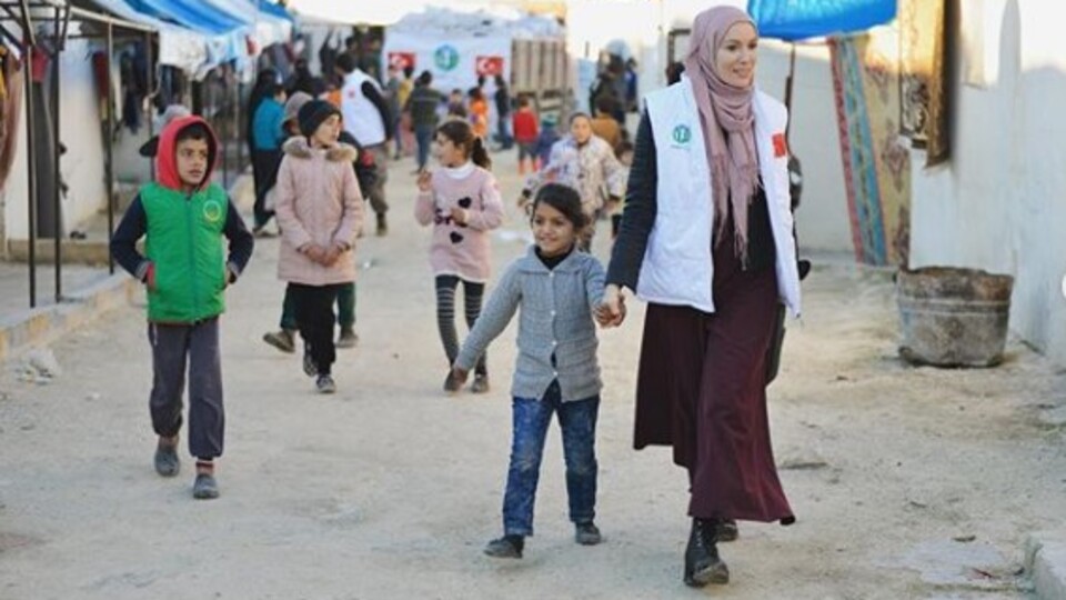 Gamze Özçelik kimdir?