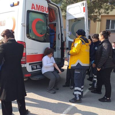 Bu nasıl şaka! 20 arkadaşını hastanelik etti