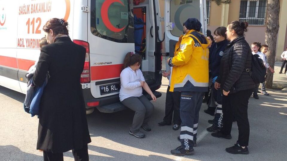 Bu nasıl şaka! 20 arkadaşını hastanelik etti