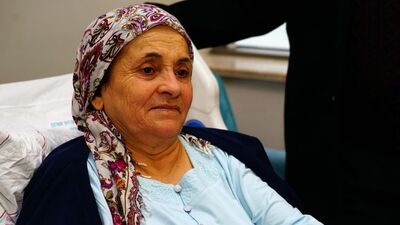 Eşarbını bağlarken başına öyle bir şey geldi ki...