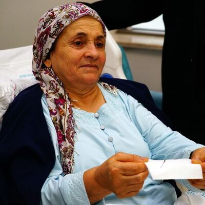 Eşarbını bağlarken başına öyle bir şey geldi ki...