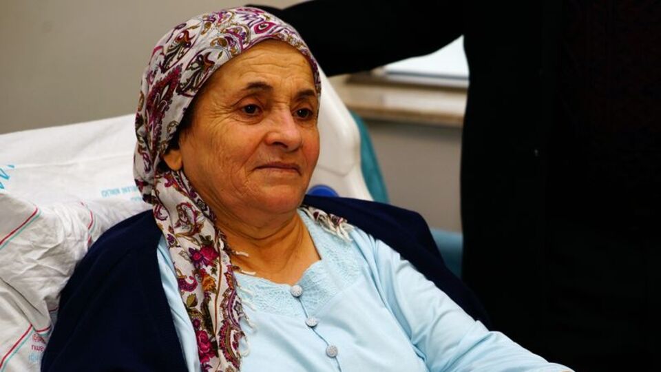 Eşarbını bağlarken başına öyle bir şey geldi ki...