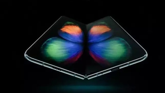 Samsung yeni bombasını tanıtıyor! Katlanabilir...