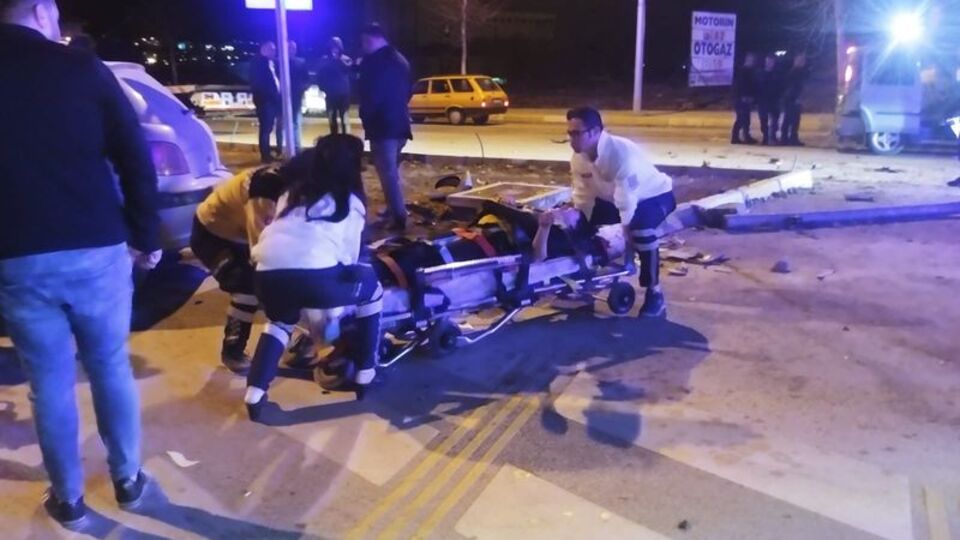 Çorum'da hafif ticari araçla otomobil çarpıştı: 4 yaralı