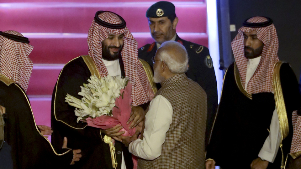 Veliaht Prens protokolü yıktırdı!