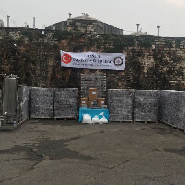 İstanbul'da sahte enerji içeceği operasyonu kamerada