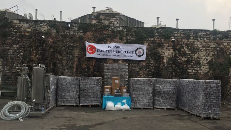 İstanbul'da sahte enerji içeceği operasyonu kamerada