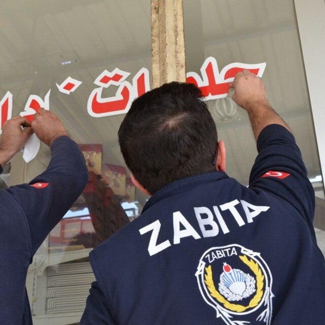 Belediye yabancı tabelaları söktü!