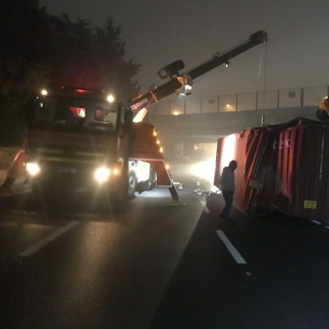 Bakırköy'de TIR'daki konteyner yola devrildi