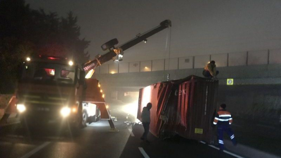 Bakırköy'de TIR'daki konteyner yola devrildi