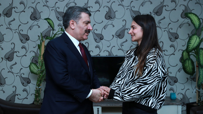 Sağlık Bakanı 25 yıl önceki hastasıyla buluştu