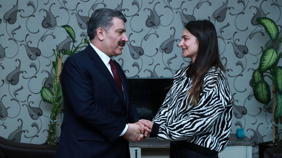 Sağlık Bakanı 25 yıl önceki hastasıyla buluştu