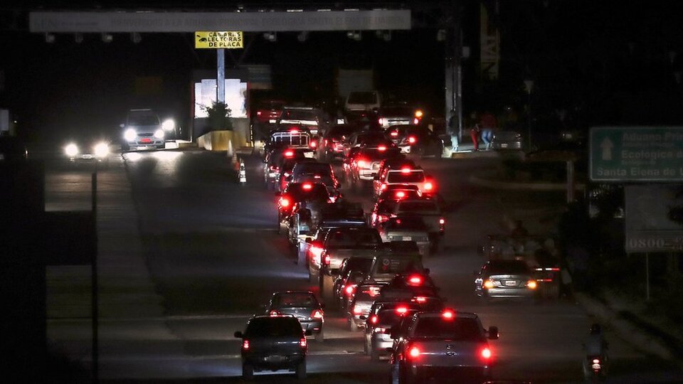 Venezuela 'ABD yardımını' engellemek için Brezilya ile sınırını kapatıyor