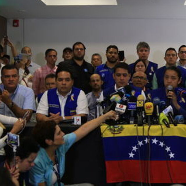 Venezuelalı muhalifler 'beyaz' giyecek