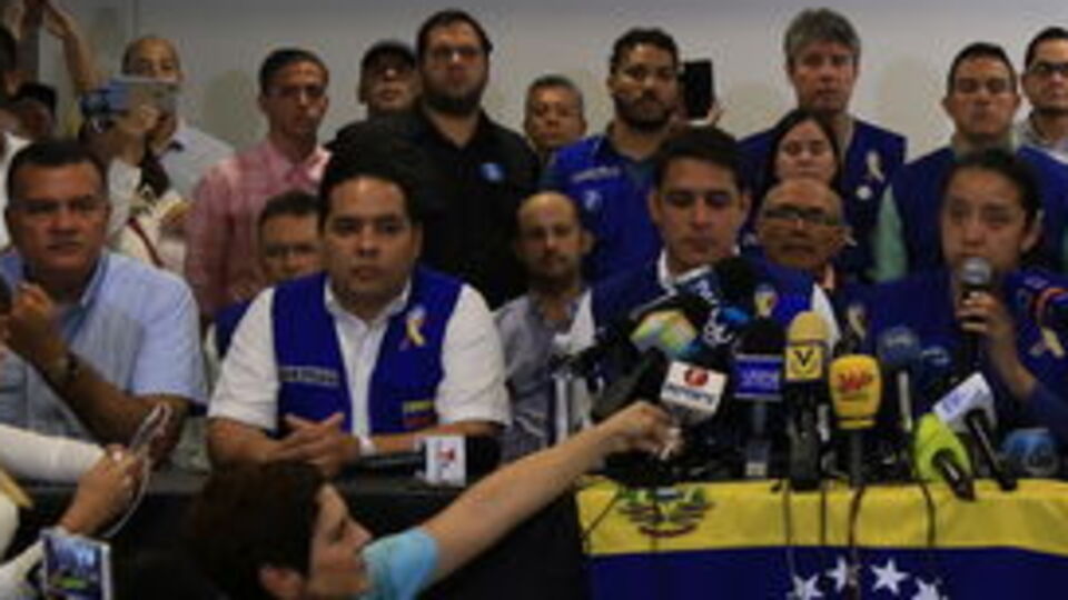 Venezuelalı muhalifler 'beyaz' giyecek