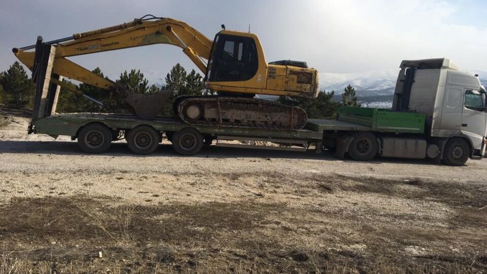 Paletli kepçe ile kazı yaptı!