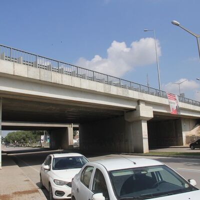 Liseli kızlar şoke etti! El ele tutuşup köprüden atladı