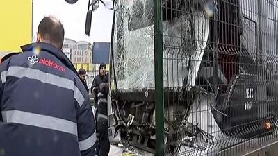 Metrobüsler çarpıştı, yaralılar var... Kaza anı kamerada!