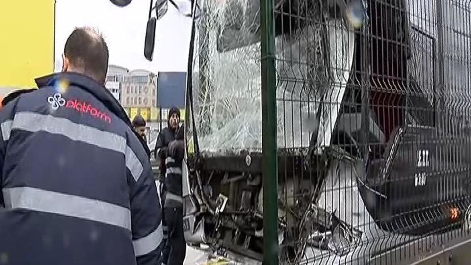 Metrobüsler çarpıştı, yaralılar var... Kaza anı kamerada!