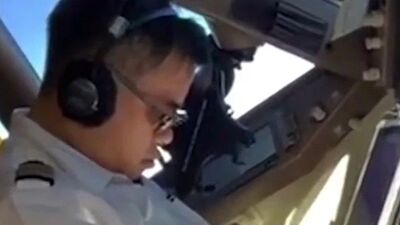 Dev uçakta ilginç görüntü! Yardımcı pilot böyle kaydetti...