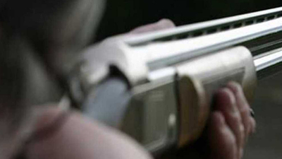 Eşi yokken eve gelen adamı av tüfeğiyle öldürdü!