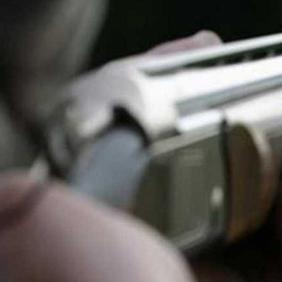 Eşi yokken eve gelen adamı av tüfeğiyle öldürdü!