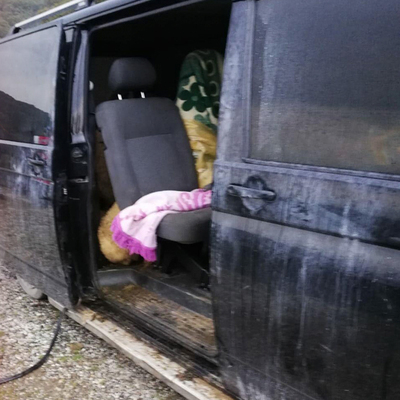 Lastiklerine ateş açılarak durdurulan minibüsten çıkanlar şoke etti