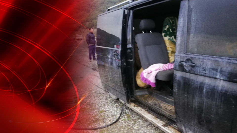 Lastiklerine ateş açılarak durdurulan minibüsten çıkanlar şoke etti