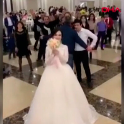 Gelin buketini yakalamak için birbirlerini sürüklediler!