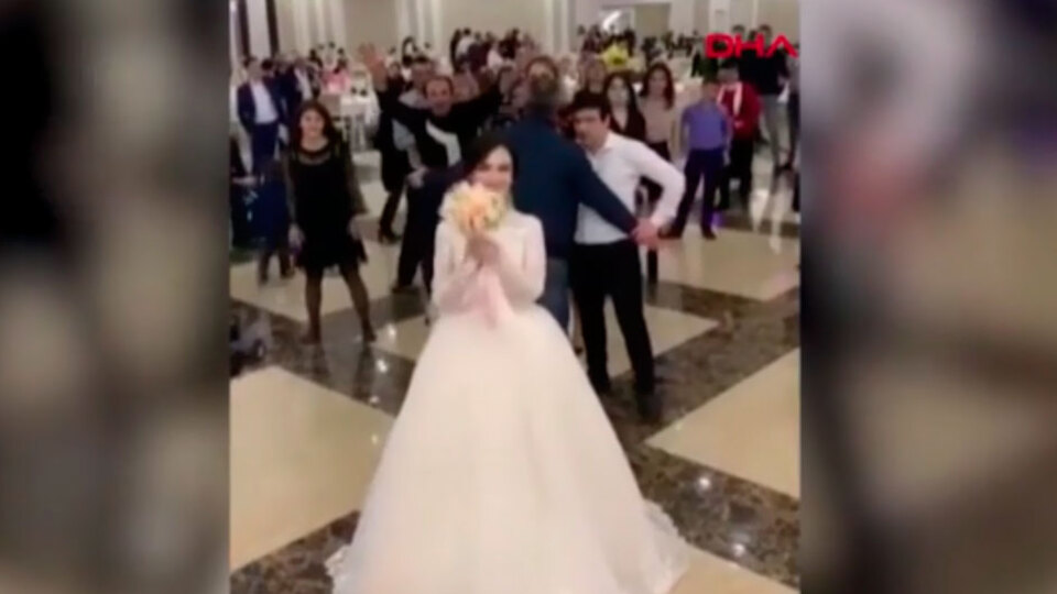 Gelin buketini yakalamak için birbirlerini sürüklediler!