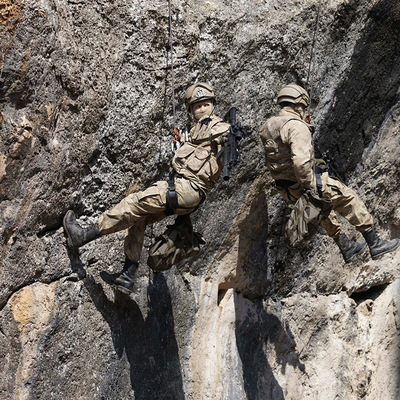 "Nöbet" için kaya tırmanışı yaptı!