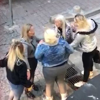 Kavga anı kameraya da yansıdı! Kızlar caddenin ortasında birbirine girdi!