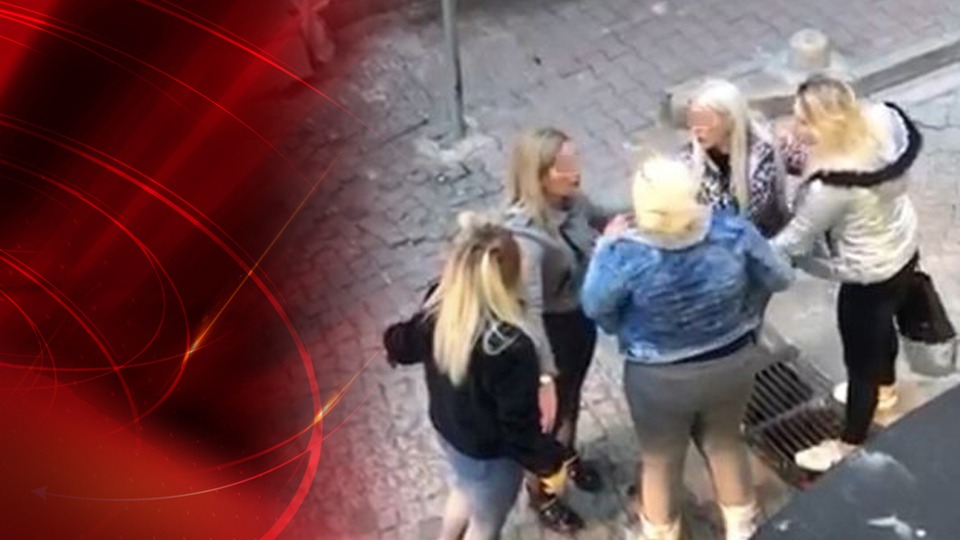 Kavga anı kameraya da yansıdı! Kızlar caddenin ortasında birbirine girdi!