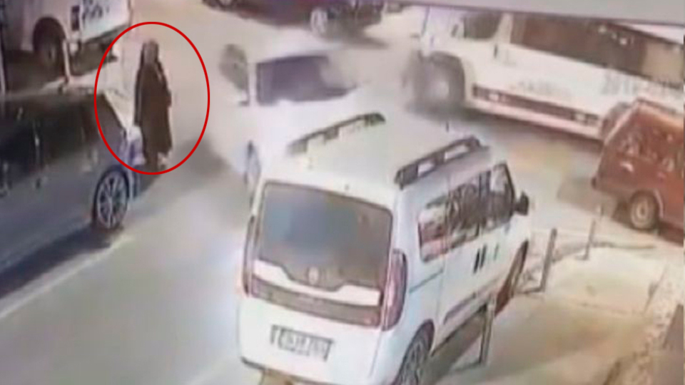 Minibüs otomobile çarptı, sonrası korkunç!