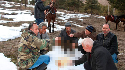 Karla karıştırıp kaşık kaşık yediler!