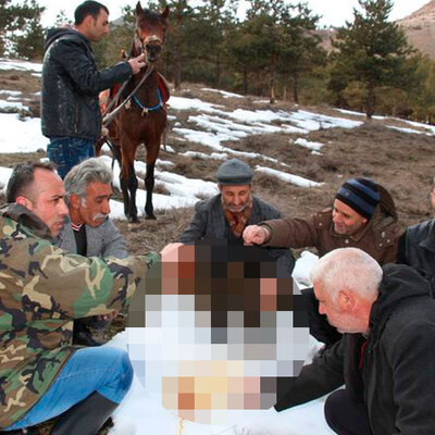 Karla karıştırıp kaşık kaşık yediler!