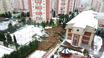 Okul bahçesinde korkutan göçük!