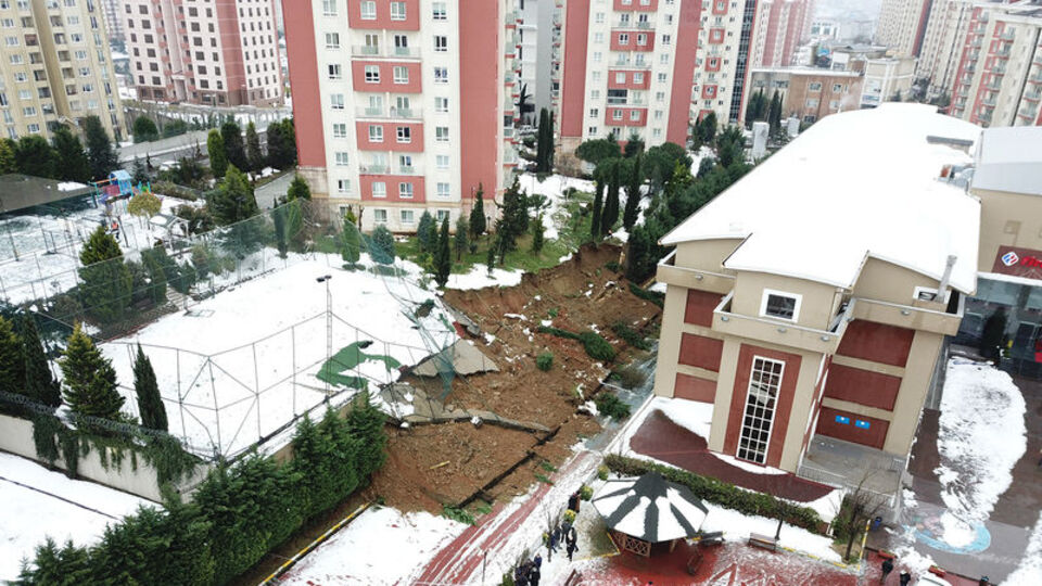 Okul bahçesinde korkutan göçük!