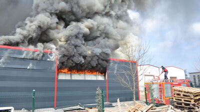 Aksaray'da büyük yangın! Alevler tüm fabrikayı sardı