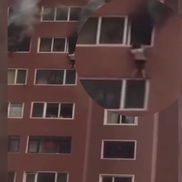 Korku dolu anlar: Pencere kenarında yaşam mücadelesi verdi!