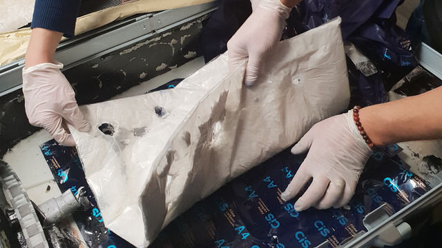 Brezilyalı kurye 2.5 kilo kokainle yakalandı