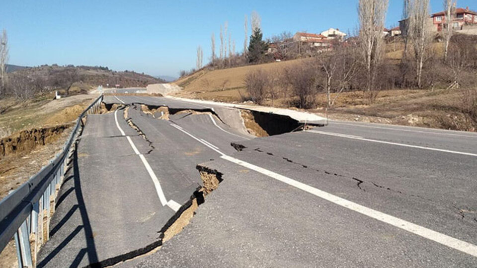 Vatandaşlar isyan etti: Her hafta çöküyor