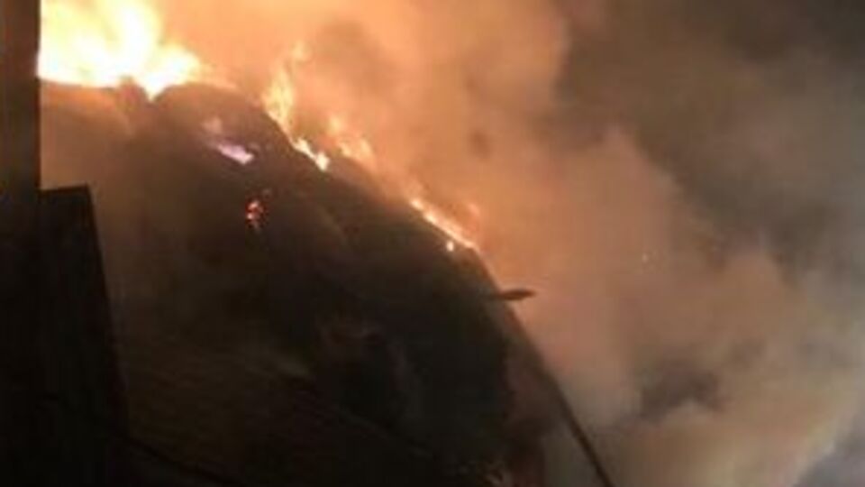 Bayburt'ta korkutan yangın! Evlere ve ahırlara sıçradı