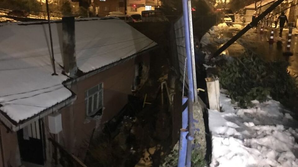 Sarıyer'de istinat duvarı çöktü, aile faciadan döndü