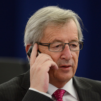 Juncker'in sözleri tüm salonu güldürdü: Merkel değil, eşimmiş!