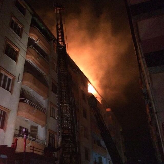 Çatıda çıkan yangına TOMA ile müdahale edildi