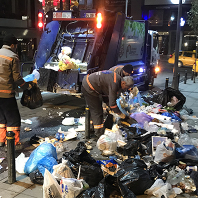 Şişli'de günler sonra çöpler toplanmaya başlandı