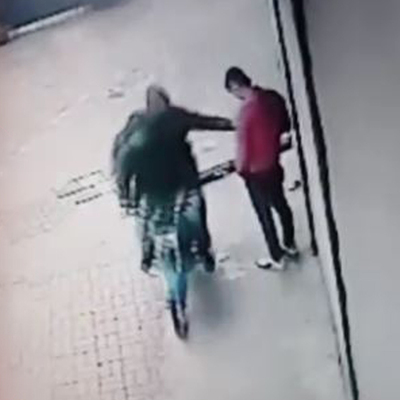 Neye uğradığını şaşırdı... Elindeki telefonu kapkaç yaptılar!